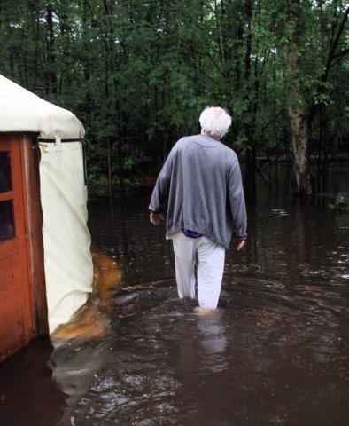 Hoog water bij de yurt op kasteel de Schans